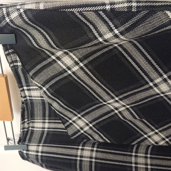 Black & grey plaid skirt - Picture 2 of 8
